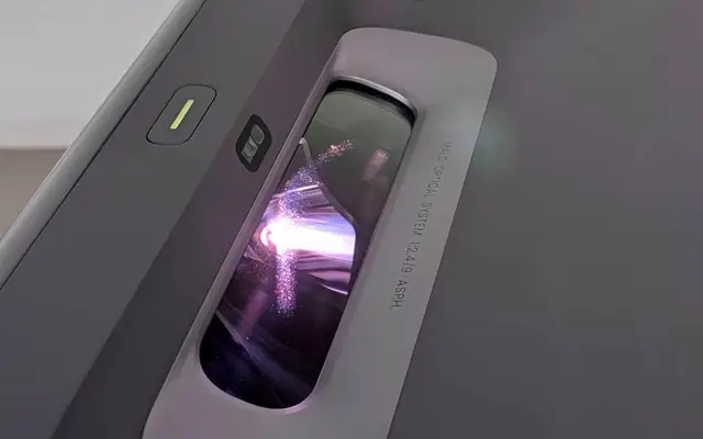 Pièce à main d'un appareil laser médical d'épilation posée dans une cabine de soin